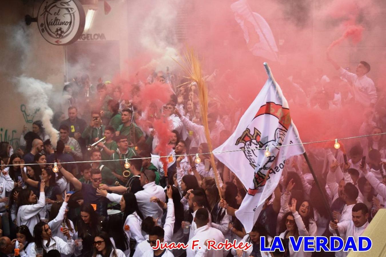 Envueltos en la fiesta. Caravaca vibra ya en la antesala de las Fiestas de la Cruz. Las peñas caballistas llenaron de música y alegría las calles de una ciudad que ya solo piensa en vivir intensamente cada uno de los días de fiesta que se avecinan. Las ganas de fiestas, tras las suspensión de los últimos dos años se nota en las calles de Caravaca, donde el ambiente que ayer se respiraba por cada rincón confirmaba que la ciudad tiene muchas ganas de que lleguen las Fiestas de la Cruz.