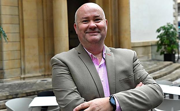 Antonio Rubira. El director de Relaciones Institucionales de la Fundación Mediterráneo, hijo de emigrantes de Abanilla, se vino a Murcia con su mujer en el año 2000 para trabajar en la CAM. Tiene dos hijos, uno universitario.