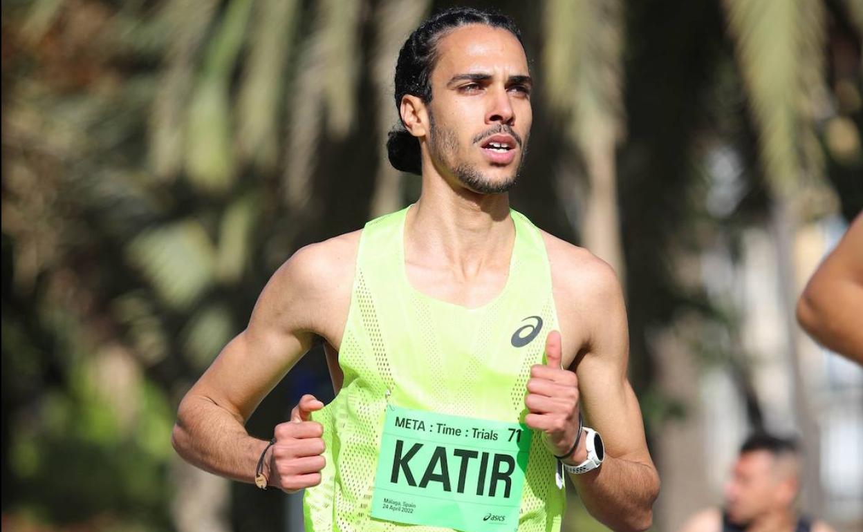 Mo Katir corriendo este domingo por Málaga, donde ganó la carrera de 5K organizada por Asics.