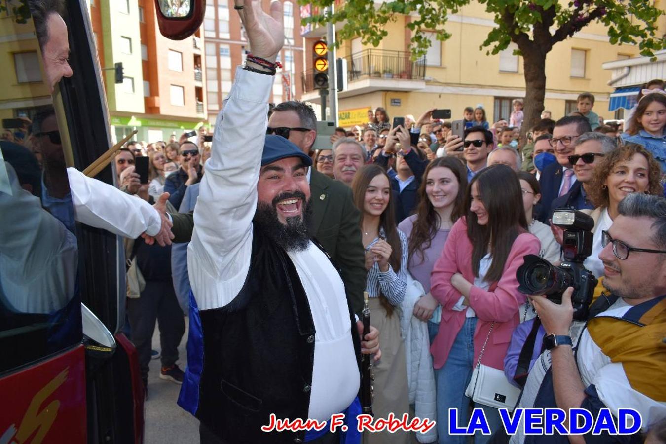 Fieles a la cita. El Tío de la Pita y su tamboril llegaron poco después de las cinco y media de la tarde a la plaza Paco Pim; lo hicieron en autobús, como siempre. Con ellos llegó el buen tiempo, el sol lucía con fuerza y tras entonar el primer «Serafina» se inició el pasacalles hacia la plaza del Arco. Miles de personas recibieron al popular dúo en una plaza que coreó al unísono el estribillo de las canciones que anuncian que las Fiestas de la Vera Cruz ya están a la vuelta de la esquina. 