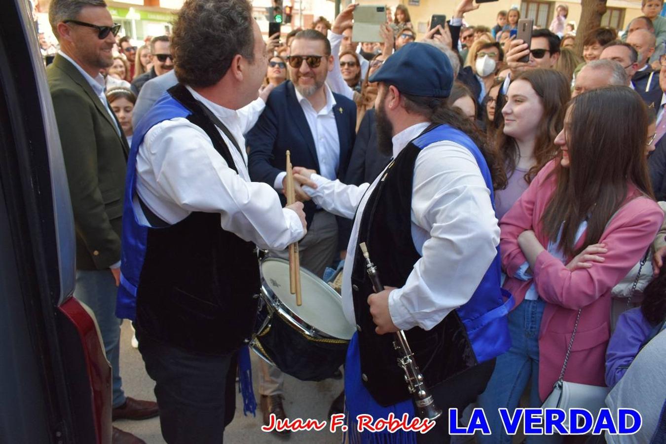 Fieles a la cita. El Tío de la Pita y su tamboril llegaron poco después de las cinco y media de la tarde a la plaza Paco Pim; lo hicieron en autobús, como siempre. Con ellos llegó el buen tiempo, el sol lucía con fuerza y tras entonar el primer «Serafina» se inició el pasacalles hacia la plaza del Arco. Miles de personas recibieron al popular dúo en una plaza que coreó al unísono el estribillo de las canciones que anuncian que las Fiestas de la Vera Cruz ya están a la vuelta de la esquina. 