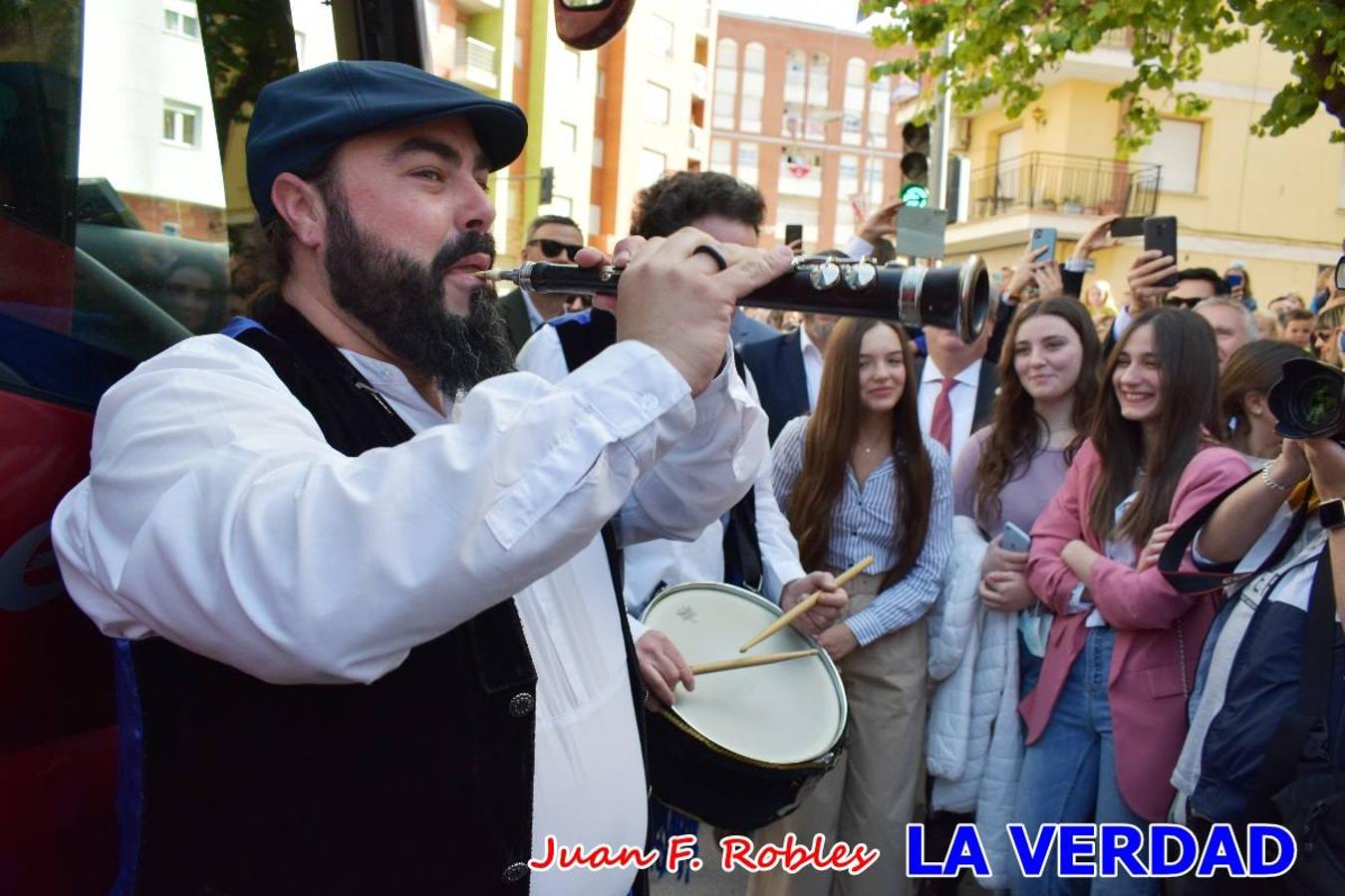 Fieles a la cita. El Tío de la Pita y su tamboril llegaron poco después de las cinco y media de la tarde a la plaza Paco Pim; lo hicieron en autobús, como siempre. Con ellos llegó el buen tiempo, el sol lucía con fuerza y tras entonar el primer «Serafina» se inició el pasacalles hacia la plaza del Arco. Miles de personas recibieron al popular dúo en una plaza que coreó al unísono el estribillo de las canciones que anuncian que las Fiestas de la Vera Cruz ya están a la vuelta de la esquina. 