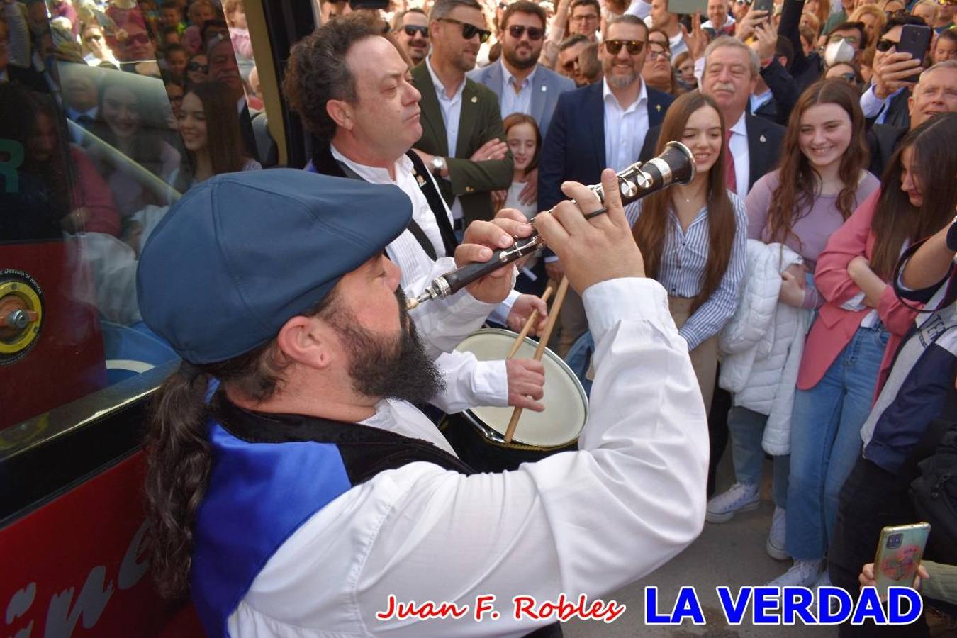 Fieles a la cita. El Tío de la Pita y su tamboril llegaron poco después de las cinco y media de la tarde a la plaza Paco Pim; lo hicieron en autobús, como siempre. Con ellos llegó el buen tiempo, el sol lucía con fuerza y tras entonar el primer «Serafina» se inició el pasacalles hacia la plaza del Arco. Miles de personas recibieron al popular dúo en una plaza que coreó al unísono el estribillo de las canciones que anuncian que las Fiestas de la Vera Cruz ya están a la vuelta de la esquina. 