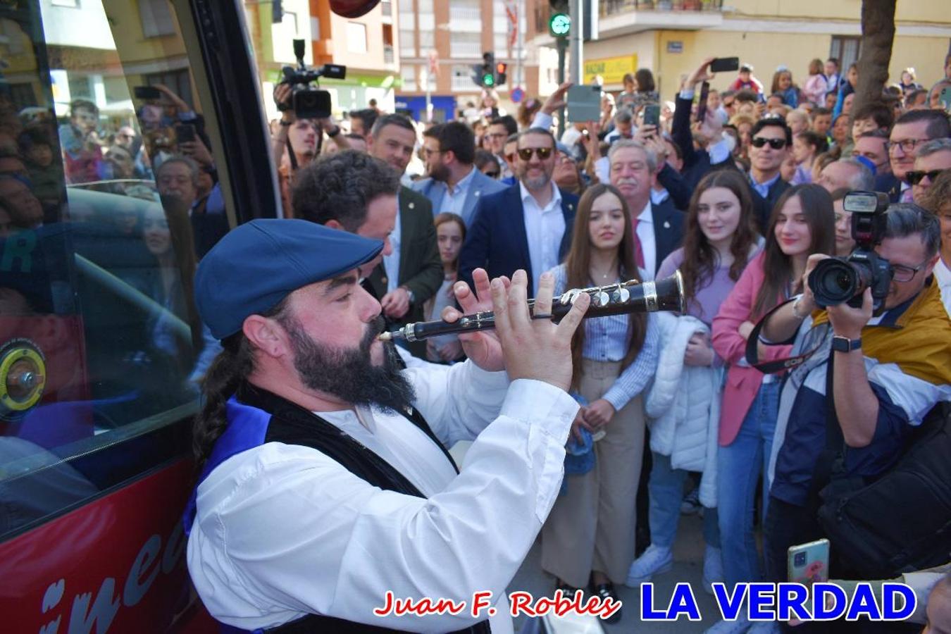 Fieles a la cita. El Tío de la Pita y su tamboril llegaron poco después de las cinco y media de la tarde a la plaza Paco Pim; lo hicieron en autobús, como siempre. Con ellos llegó el buen tiempo, el sol lucía con fuerza y tras entonar el primer «Serafina» se inició el pasacalles hacia la plaza del Arco. Miles de personas recibieron al popular dúo en una plaza que coreó al unísono el estribillo de las canciones que anuncian que las Fiestas de la Vera Cruz ya están a la vuelta de la esquina. 