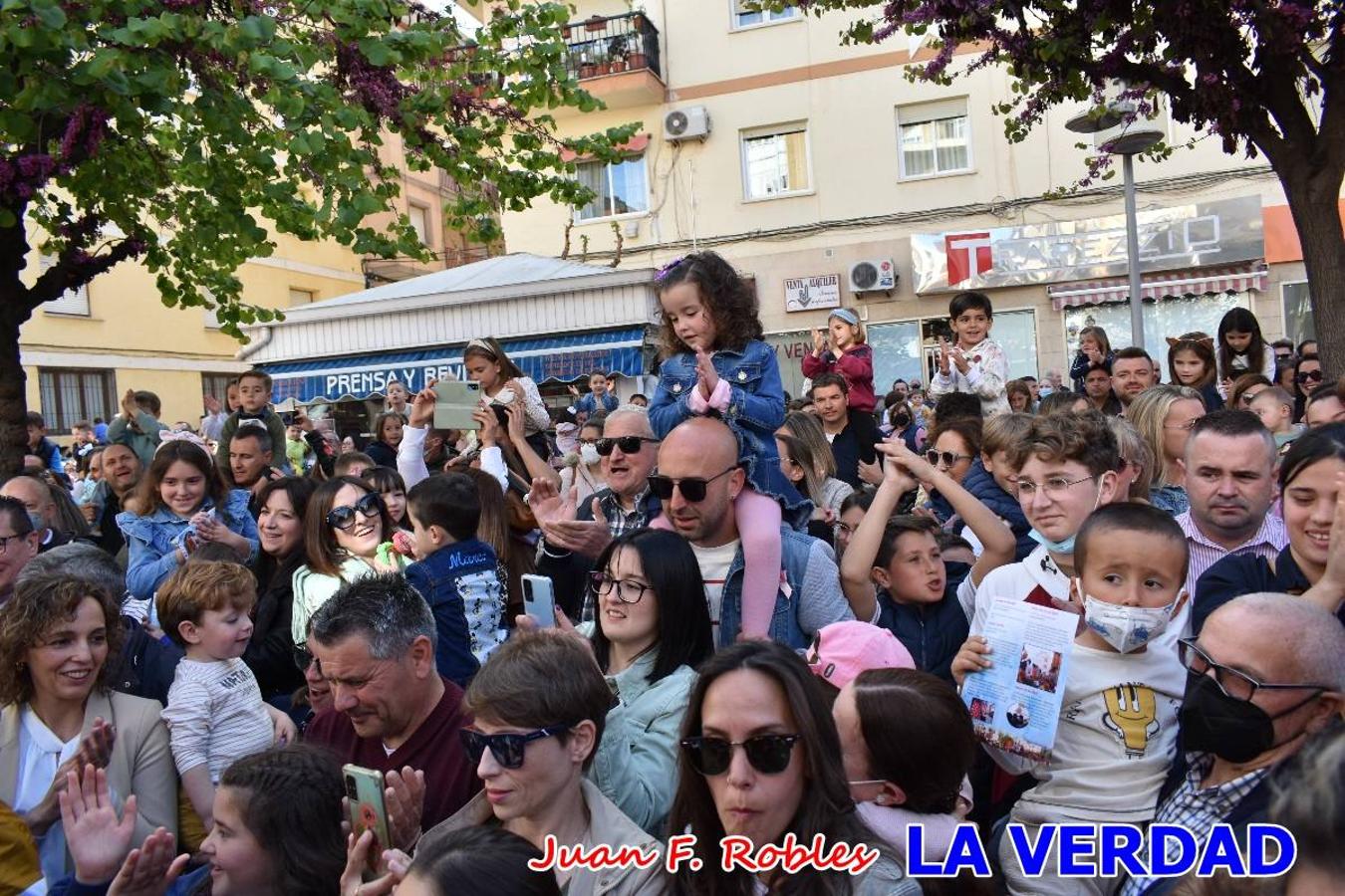 Fieles a la cita. El Tío de la Pita y su tamboril llegaron poco después de las cinco y media de la tarde a la plaza Paco Pim; lo hicieron en autobús, como siempre. Con ellos llegó el buen tiempo, el sol lucía con fuerza y tras entonar el primer «Serafina» se inició el pasacalles hacia la plaza del Arco. Miles de personas recibieron al popular dúo en una plaza que coreó al unísono el estribillo de las canciones que anuncian que las Fiestas de la Vera Cruz ya están a la vuelta de la esquina. 