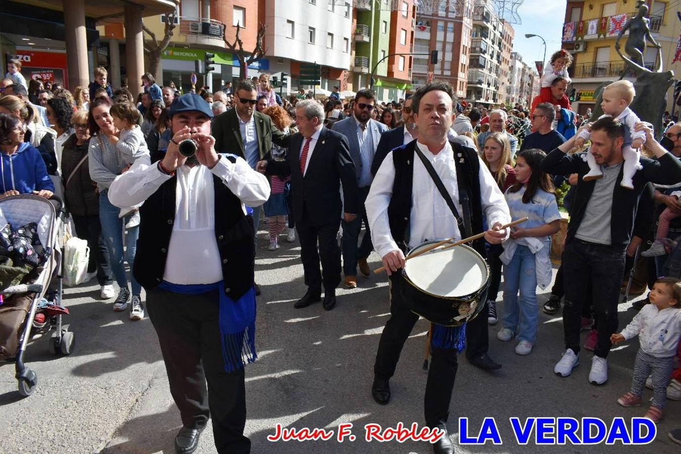 Fieles a la cita. El Tío de la Pita y su tamboril llegaron poco después de las cinco y media de la tarde a la plaza Paco Pim; lo hicieron en autobús, como siempre. Con ellos llegó el buen tiempo, el sol lucía con fuerza y tras entonar el primer «Serafina» se inició el pasacalles hacia la plaza del Arco. Miles de personas recibieron al popular dúo en una plaza que coreó al unísono el estribillo de las canciones que anuncian que las Fiestas de la Vera Cruz ya están a la vuelta de la esquina. 