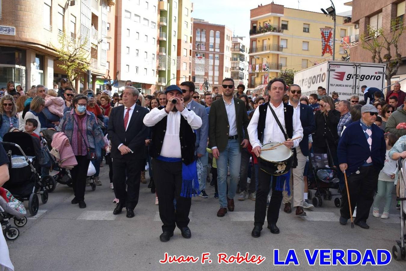 Fieles a la cita. El Tío de la Pita y su tamboril llegaron poco después de las cinco y media de la tarde a la plaza Paco Pim; lo hicieron en autobús, como siempre. Con ellos llegó el buen tiempo, el sol lucía con fuerza y tras entonar el primer «Serafina» se inició el pasacalles hacia la plaza del Arco. Miles de personas recibieron al popular dúo en una plaza que coreó al unísono el estribillo de las canciones que anuncian que las Fiestas de la Vera Cruz ya están a la vuelta de la esquina. 