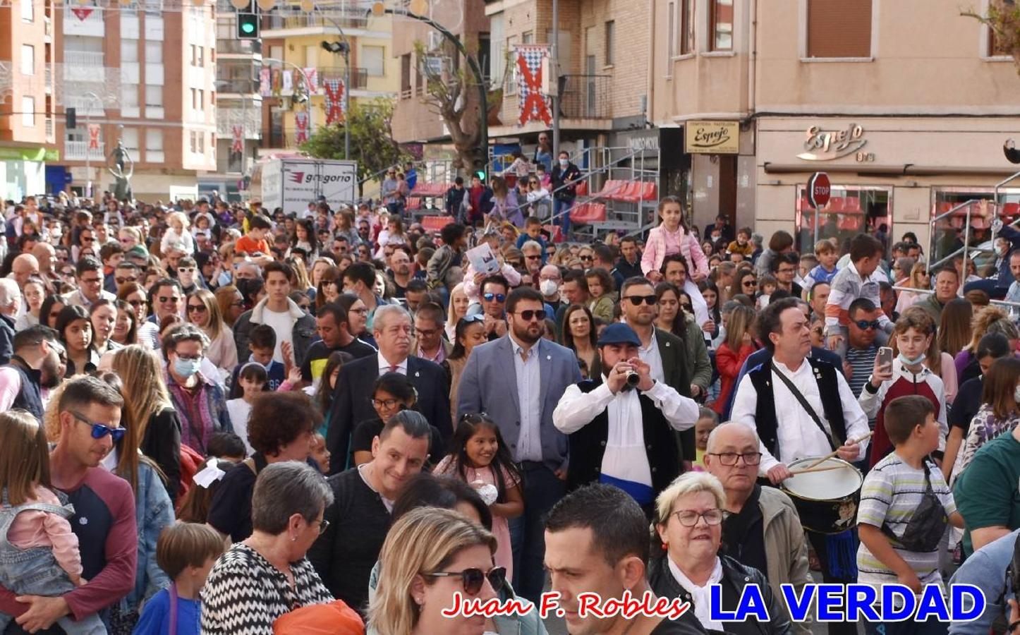 Fieles a la cita. El Tío de la Pita y su tamboril llegaron poco después de las cinco y media de la tarde a la plaza Paco Pim; lo hicieron en autobús, como siempre. Con ellos llegó el buen tiempo, el sol lucía con fuerza y tras entonar el primer «Serafina» se inició el pasacalles hacia la plaza del Arco. Miles de personas recibieron al popular dúo en una plaza que coreó al unísono el estribillo de las canciones que anuncian que las Fiestas de la Vera Cruz ya están a la vuelta de la esquina. 