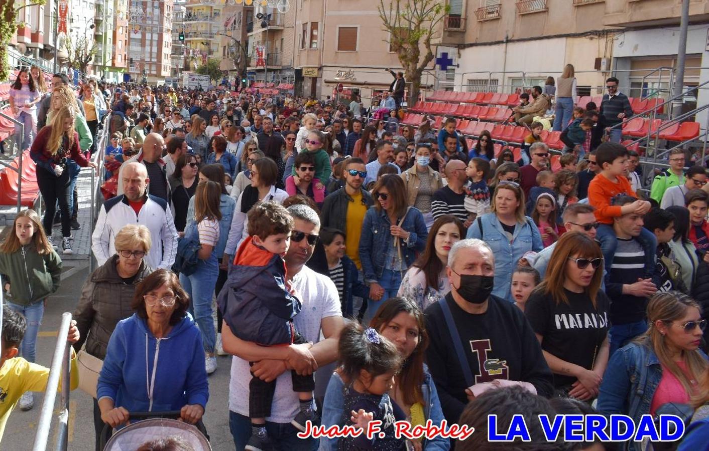 Fieles a la cita. El Tío de la Pita y su tamboril llegaron poco después de las cinco y media de la tarde a la plaza Paco Pim; lo hicieron en autobús, como siempre. Con ellos llegó el buen tiempo, el sol lucía con fuerza y tras entonar el primer «Serafina» se inició el pasacalles hacia la plaza del Arco. Miles de personas recibieron al popular dúo en una plaza que coreó al unísono el estribillo de las canciones que anuncian que las Fiestas de la Vera Cruz ya están a la vuelta de la esquina. 