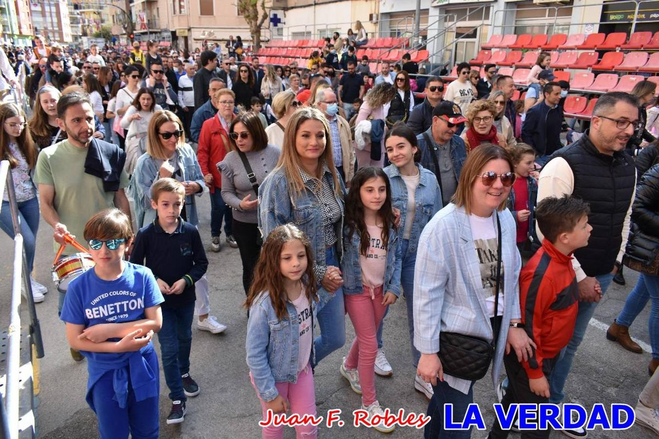 Fieles a la cita. El Tío de la Pita y su tamboril llegaron poco después de las cinco y media de la tarde a la plaza Paco Pim; lo hicieron en autobús, como siempre. Con ellos llegó el buen tiempo, el sol lucía con fuerza y tras entonar el primer «Serafina» se inició el pasacalles hacia la plaza del Arco. Miles de personas recibieron al popular dúo en una plaza que coreó al unísono el estribillo de las canciones que anuncian que las Fiestas de la Vera Cruz ya están a la vuelta de la esquina. 