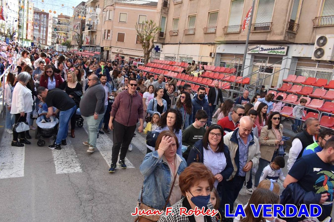 Fieles a la cita. El Tío de la Pita y su tamboril llegaron poco después de las cinco y media de la tarde a la plaza Paco Pim; lo hicieron en autobús, como siempre. Con ellos llegó el buen tiempo, el sol lucía con fuerza y tras entonar el primer «Serafina» se inició el pasacalles hacia la plaza del Arco. Miles de personas recibieron al popular dúo en una plaza que coreó al unísono el estribillo de las canciones que anuncian que las Fiestas de la Vera Cruz ya están a la vuelta de la esquina. 