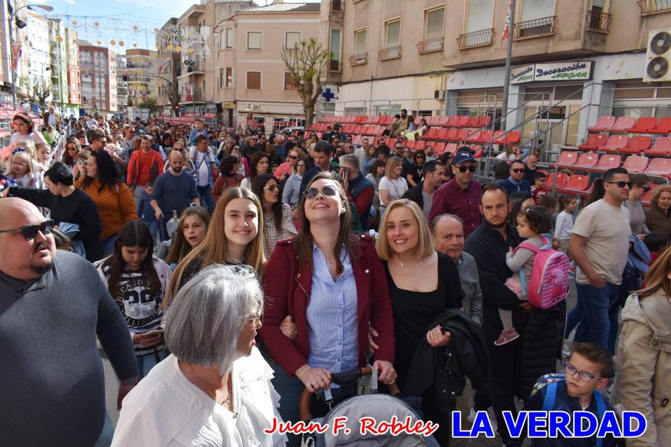 Fieles a la cita. El Tío de la Pita y su tamboril llegaron poco después de las cinco y media de la tarde a la plaza Paco Pim; lo hicieron en autobús, como siempre. Con ellos llegó el buen tiempo, el sol lucía con fuerza y tras entonar el primer «Serafina» se inició el pasacalles hacia la plaza del Arco. Miles de personas recibieron al popular dúo en una plaza que coreó al unísono el estribillo de las canciones que anuncian que las Fiestas de la Vera Cruz ya están a la vuelta de la esquina. 