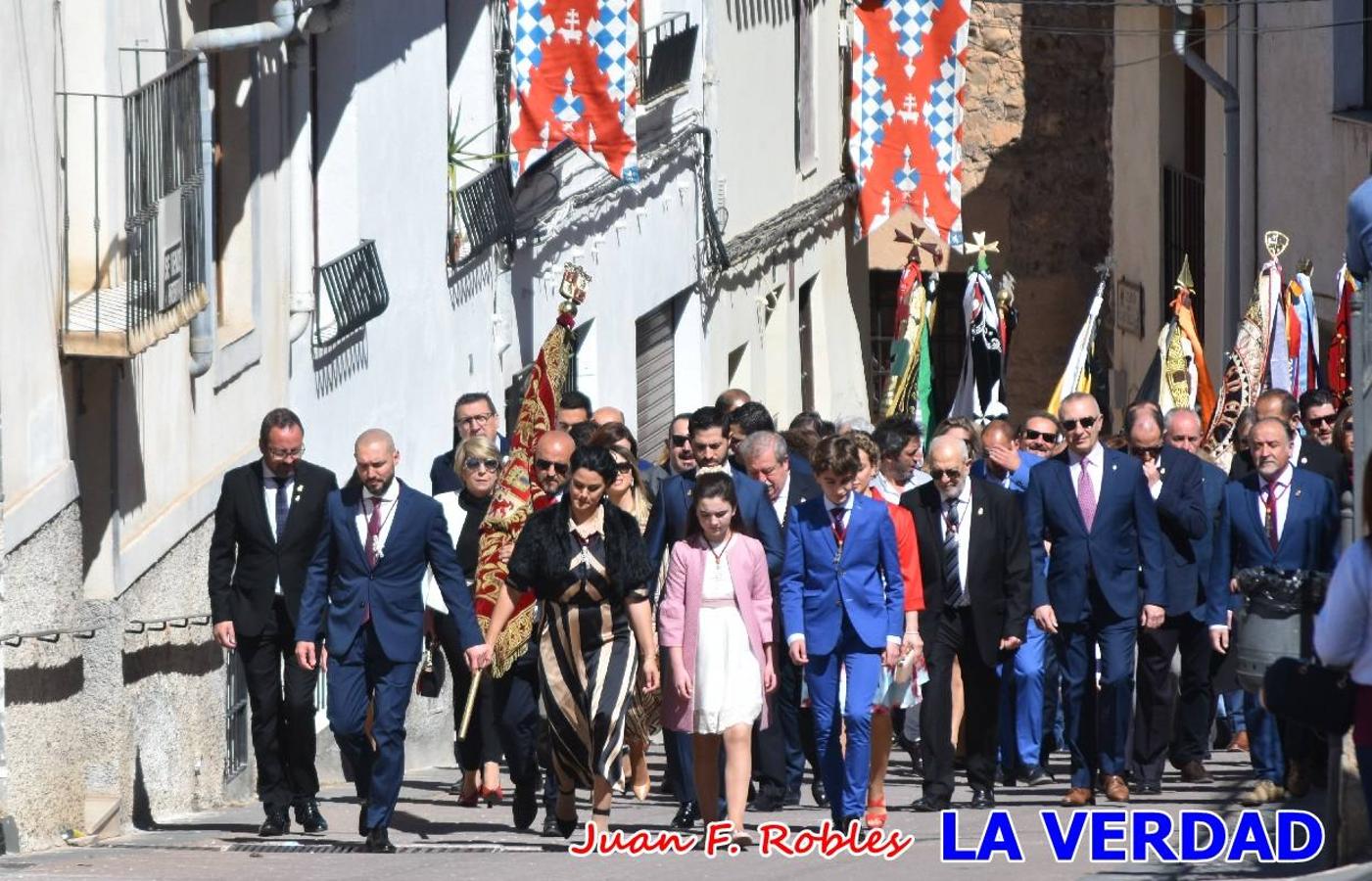 Los nuevos Reyes Cristianos, Roberto Mateo y Patricia Fernández, han sido coronados esta mañana en una celebración que ha tenido lugar en la basílica de la Vera Cruz durante la tradicional Misa de Bendición de Banderas del Bando Cristiano. Quienes encarnarán en las próximas fiestas las egregias figuras de Fernando III El Santo y Doña Beatriz de Suavia recibieron sus coronas en un acto en el que también participaron sus antecesores: Rubén Alonso Bermúdez y Carolain Morales; bajo la atenta mirada de los Infantes de Castilla, los hermanos Sergio y Marta Marín, que también estrenan cargo este año.