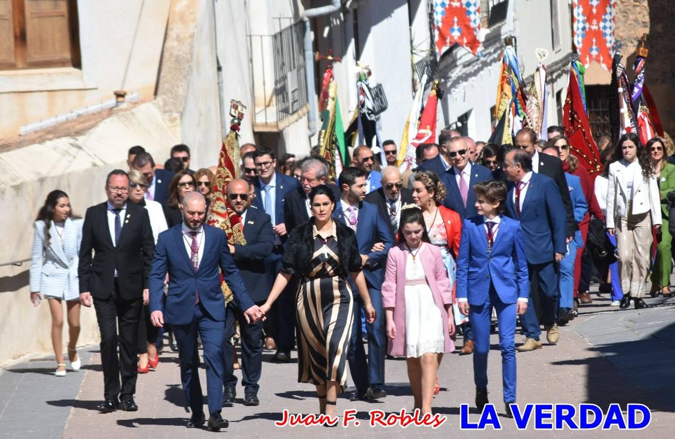 Los nuevos Reyes Cristianos, Roberto Mateo y Patricia Fernández, han sido coronados esta mañana en una celebración que ha tenido lugar en la basílica de la Vera Cruz durante la tradicional Misa de Bendición de Banderas del Bando Cristiano. Quienes encarnarán en las próximas fiestas las egregias figuras de Fernando III El Santo y Doña Beatriz de Suavia recibieron sus coronas en un acto en el que también participaron sus antecesores: Rubén Alonso Bermúdez y Carolain Morales; bajo la atenta mirada de los Infantes de Castilla, los hermanos Sergio y Marta Marín, que también estrenan cargo este año.