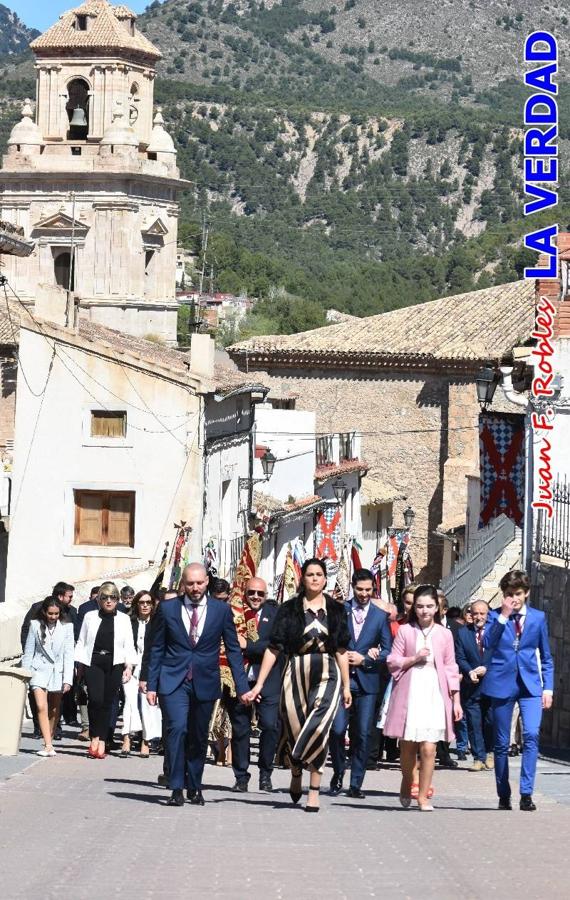 Los nuevos Reyes Cristianos, Roberto Mateo y Patricia Fernández, han sido coronados esta mañana en una celebración que ha tenido lugar en la basílica de la Vera Cruz durante la tradicional Misa de Bendición de Banderas del Bando Cristiano. Quienes encarnarán en las próximas fiestas las egregias figuras de Fernando III El Santo y Doña Beatriz de Suavia recibieron sus coronas en un acto en el que también participaron sus antecesores: Rubén Alonso Bermúdez y Carolain Morales; bajo la atenta mirada de los Infantes de Castilla, los hermanos Sergio y Marta Marín, que también estrenan cargo este año.