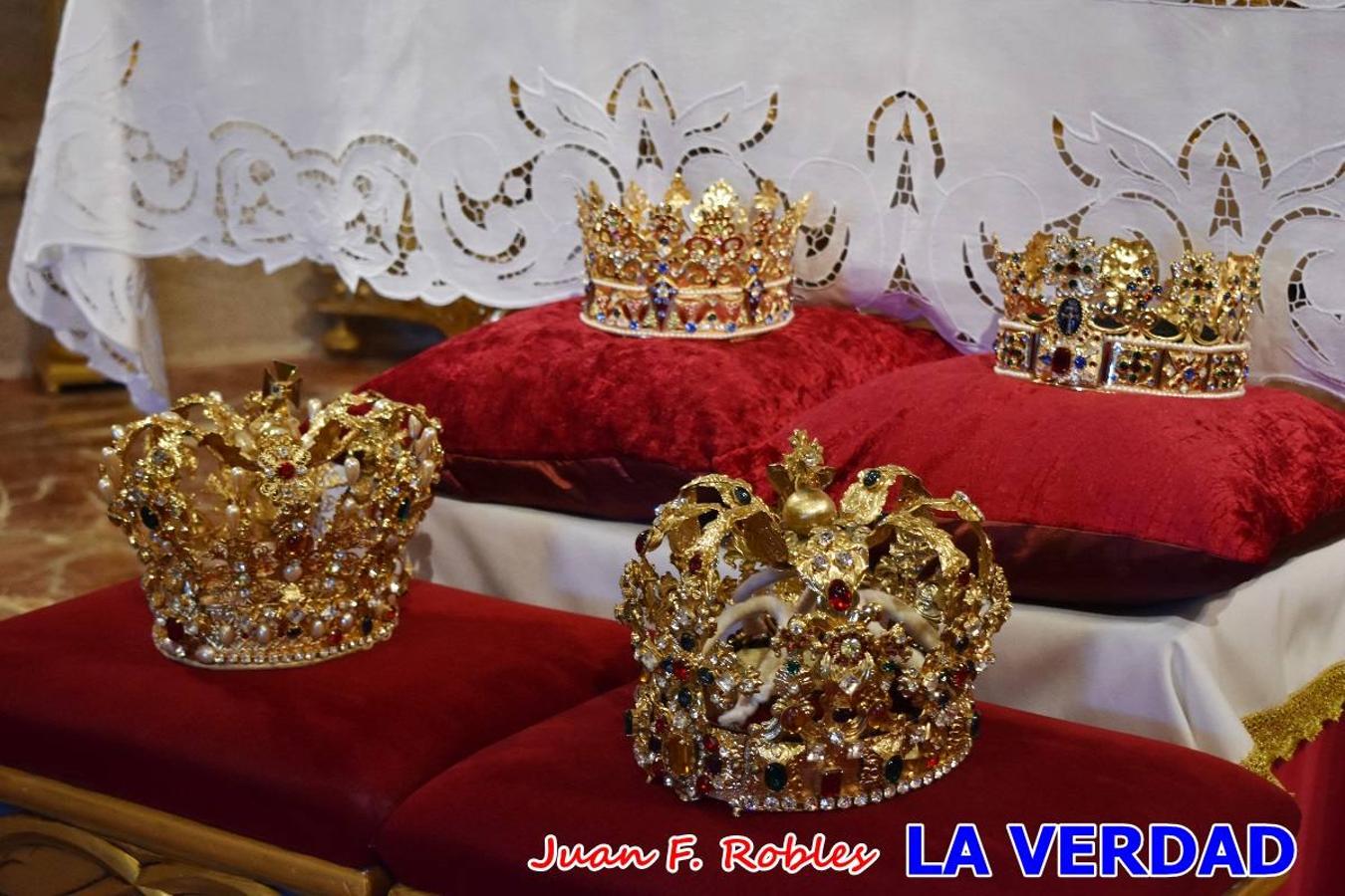 Los nuevos Reyes Cristianos, Roberto Mateo y Patricia Fernández, han sido coronados esta mañana en una celebración que ha tenido lugar en la basílica de la Vera Cruz durante la tradicional Misa de Bendición de Banderas del Bando Cristiano. Quienes encarnarán en las próximas fiestas las egregias figuras de Fernando III El Santo y Doña Beatriz de Suavia recibieron sus coronas en un acto en el que también participaron sus antecesores: Rubén Alonso Bermúdez y Carolain Morales; bajo la atenta mirada de los Infantes de Castilla, los hermanos Sergio y Marta Marín, que también estrenan cargo este año.