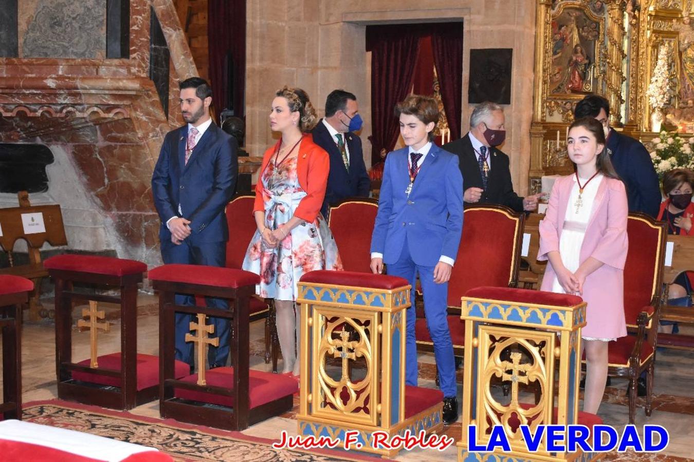 Los nuevos Reyes Cristianos, Roberto Mateo y Patricia Fernández, han sido coronados esta mañana en una celebración que ha tenido lugar en la basílica de la Vera Cruz durante la tradicional Misa de Bendición de Banderas del Bando Cristiano. Quienes encarnarán en las próximas fiestas las egregias figuras de Fernando III El Santo y Doña Beatriz de Suavia recibieron sus coronas en un acto en el que también participaron sus antecesores: Rubén Alonso Bermúdez y Carolain Morales; bajo la atenta mirada de los Infantes de Castilla, los hermanos Sergio y Marta Marín, que también estrenan cargo este año.