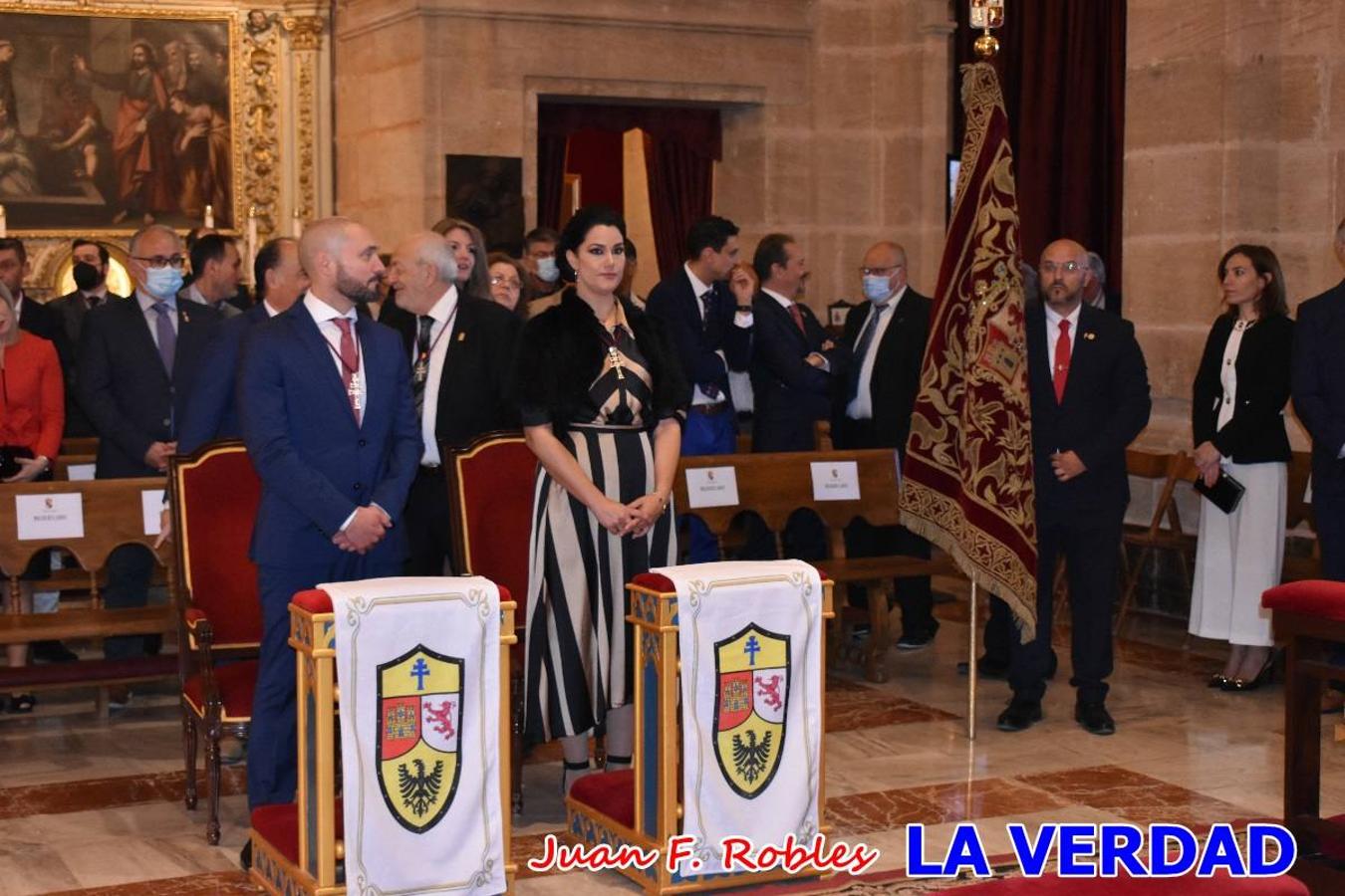 Los nuevos Reyes Cristianos, Roberto Mateo y Patricia Fernández, han sido coronados esta mañana en una celebración que ha tenido lugar en la basílica de la Vera Cruz durante la tradicional Misa de Bendición de Banderas del Bando Cristiano. Quienes encarnarán en las próximas fiestas las egregias figuras de Fernando III El Santo y Doña Beatriz de Suavia recibieron sus coronas en un acto en el que también participaron sus antecesores: Rubén Alonso Bermúdez y Carolain Morales; bajo la atenta mirada de los Infantes de Castilla, los hermanos Sergio y Marta Marín, que también estrenan cargo este año.