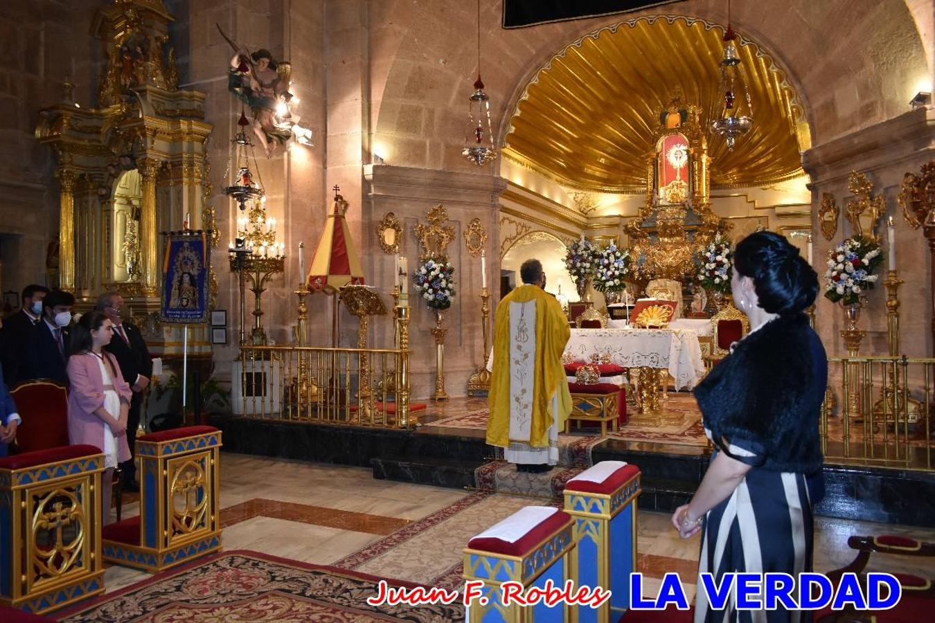 Los nuevos Reyes Cristianos, Roberto Mateo y Patricia Fernández, han sido coronados esta mañana en una celebración que ha tenido lugar en la basílica de la Vera Cruz durante la tradicional Misa de Bendición de Banderas del Bando Cristiano. Quienes encarnarán en las próximas fiestas las egregias figuras de Fernando III El Santo y Doña Beatriz de Suavia recibieron sus coronas en un acto en el que también participaron sus antecesores: Rubén Alonso Bermúdez y Carolain Morales; bajo la atenta mirada de los Infantes de Castilla, los hermanos Sergio y Marta Marín, que también estrenan cargo este año.