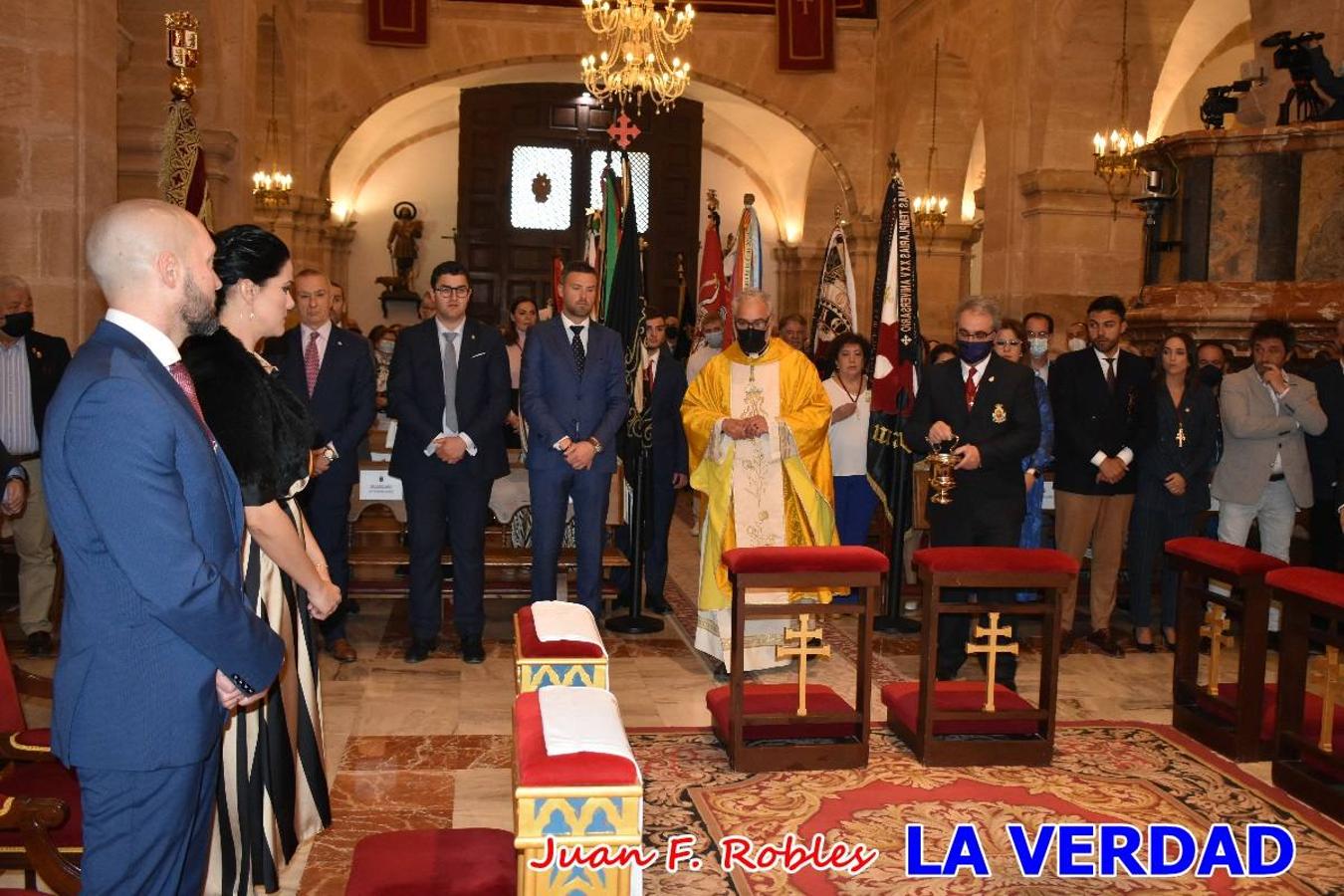 Los nuevos Reyes Cristianos, Roberto Mateo y Patricia Fernández, han sido coronados esta mañana en una celebración que ha tenido lugar en la basílica de la Vera Cruz durante la tradicional Misa de Bendición de Banderas del Bando Cristiano. Quienes encarnarán en las próximas fiestas las egregias figuras de Fernando III El Santo y Doña Beatriz de Suavia recibieron sus coronas en un acto en el que también participaron sus antecesores: Rubén Alonso Bermúdez y Carolain Morales; bajo la atenta mirada de los Infantes de Castilla, los hermanos Sergio y Marta Marín, que también estrenan cargo este año.