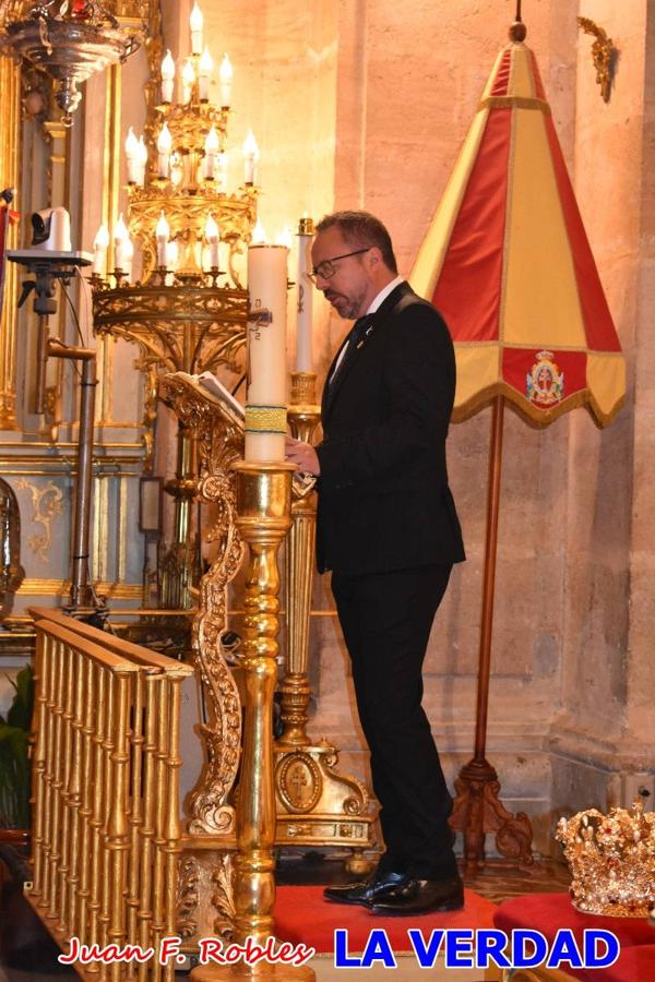 Los nuevos Reyes Cristianos, Roberto Mateo y Patricia Fernández, han sido coronados esta mañana en una celebración que ha tenido lugar en la basílica de la Vera Cruz durante la tradicional Misa de Bendición de Banderas del Bando Cristiano. Quienes encarnarán en las próximas fiestas las egregias figuras de Fernando III El Santo y Doña Beatriz de Suavia recibieron sus coronas en un acto en el que también participaron sus antecesores: Rubén Alonso Bermúdez y Carolain Morales; bajo la atenta mirada de los Infantes de Castilla, los hermanos Sergio y Marta Marín, que también estrenan cargo este año.