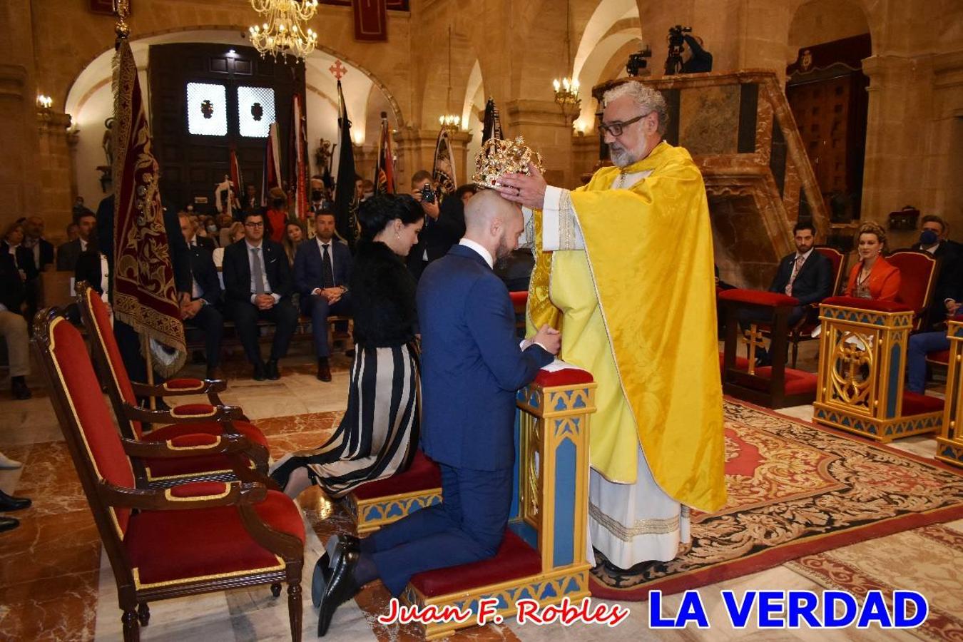 Los nuevos Reyes Cristianos, Roberto Mateo y Patricia Fernández, han sido coronados esta mañana en una celebración que ha tenido lugar en la basílica de la Vera Cruz durante la tradicional Misa de Bendición de Banderas del Bando Cristiano. Quienes encarnarán en las próximas fiestas las egregias figuras de Fernando III El Santo y Doña Beatriz de Suavia recibieron sus coronas en un acto en el que también participaron sus antecesores: Rubén Alonso Bermúdez y Carolain Morales; bajo la atenta mirada de los Infantes de Castilla, los hermanos Sergio y Marta Marín, que también estrenan cargo este año.