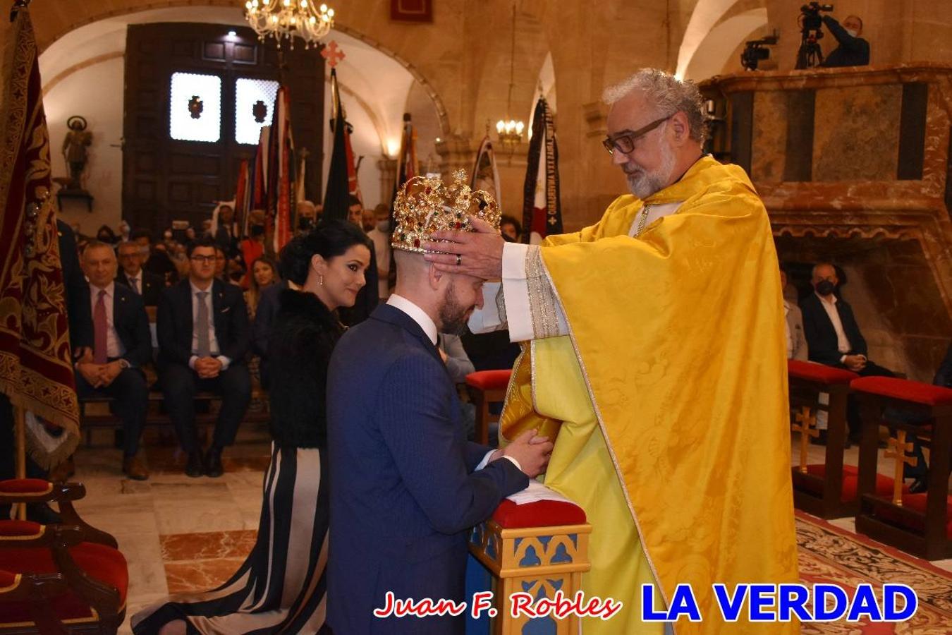 Los nuevos Reyes Cristianos, Roberto Mateo y Patricia Fernández, han sido coronados esta mañana en una celebración que ha tenido lugar en la basílica de la Vera Cruz durante la tradicional Misa de Bendición de Banderas del Bando Cristiano. Quienes encarnarán en las próximas fiestas las egregias figuras de Fernando III El Santo y Doña Beatriz de Suavia recibieron sus coronas en un acto en el que también participaron sus antecesores: Rubén Alonso Bermúdez y Carolain Morales; bajo la atenta mirada de los Infantes de Castilla, los hermanos Sergio y Marta Marín, que también estrenan cargo este año.