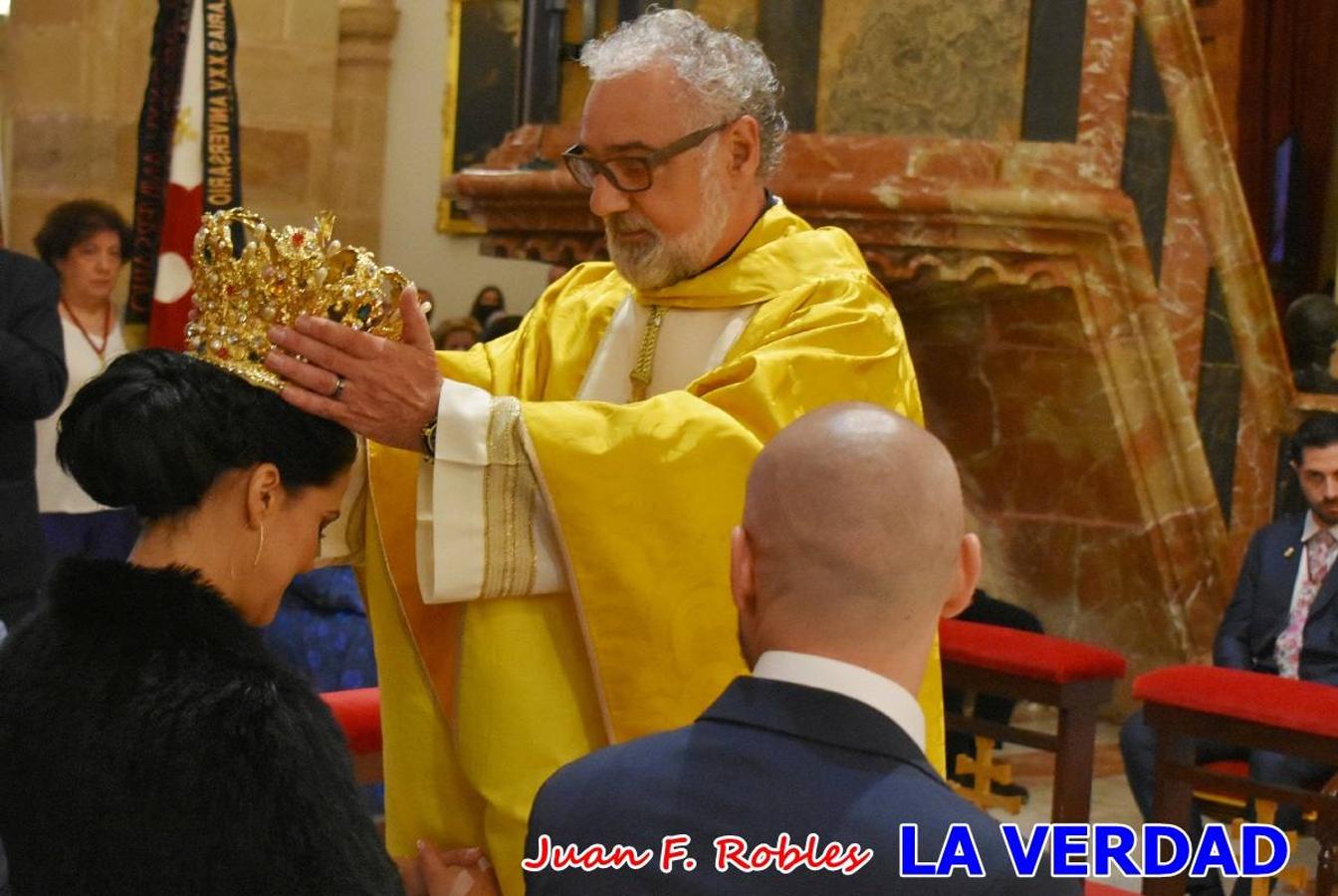 Los nuevos Reyes Cristianos, Roberto Mateo y Patricia Fernández, han sido coronados esta mañana en una celebración que ha tenido lugar en la basílica de la Vera Cruz durante la tradicional Misa de Bendición de Banderas del Bando Cristiano. Quienes encarnarán en las próximas fiestas las egregias figuras de Fernando III El Santo y Doña Beatriz de Suavia recibieron sus coronas en un acto en el que también participaron sus antecesores: Rubén Alonso Bermúdez y Carolain Morales; bajo la atenta mirada de los Infantes de Castilla, los hermanos Sergio y Marta Marín, que también estrenan cargo este año.