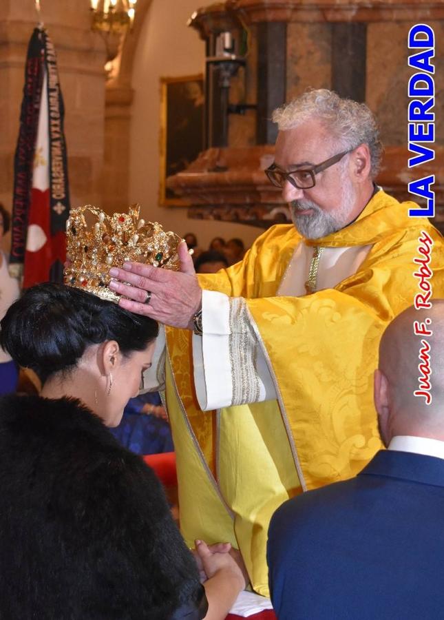 Los nuevos Reyes Cristianos, Roberto Mateo y Patricia Fernández, han sido coronados esta mañana en una celebración que ha tenido lugar en la basílica de la Vera Cruz durante la tradicional Misa de Bendición de Banderas del Bando Cristiano. Quienes encarnarán en las próximas fiestas las egregias figuras de Fernando III El Santo y Doña Beatriz de Suavia recibieron sus coronas en un acto en el que también participaron sus antecesores: Rubén Alonso Bermúdez y Carolain Morales; bajo la atenta mirada de los Infantes de Castilla, los hermanos Sergio y Marta Marín, que también estrenan cargo este año.