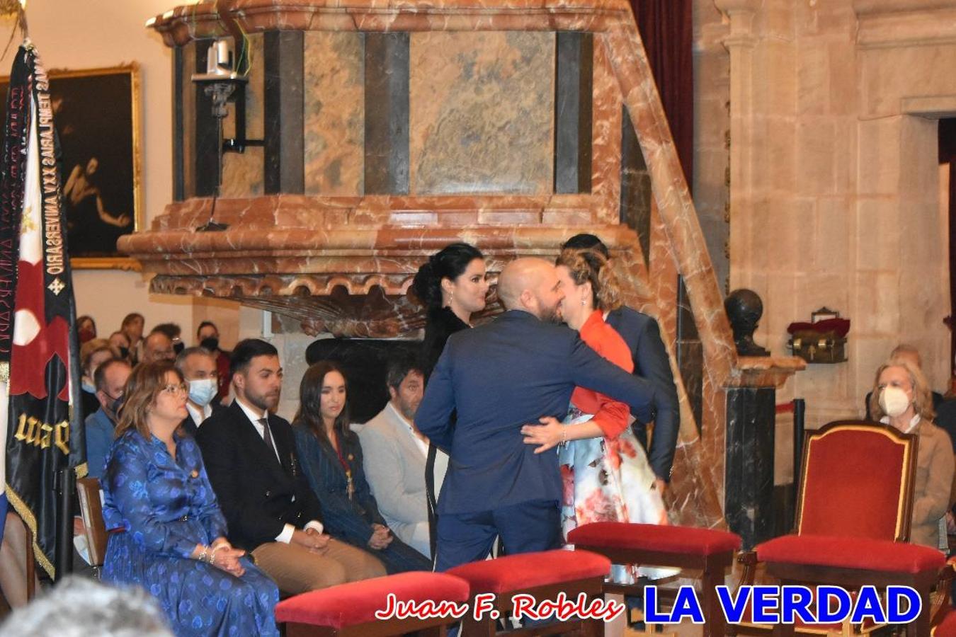 Los nuevos Reyes Cristianos, Roberto Mateo y Patricia Fernández, han sido coronados esta mañana en una celebración que ha tenido lugar en la basílica de la Vera Cruz durante la tradicional Misa de Bendición de Banderas del Bando Cristiano. Quienes encarnarán en las próximas fiestas las egregias figuras de Fernando III El Santo y Doña Beatriz de Suavia recibieron sus coronas en un acto en el que también participaron sus antecesores: Rubén Alonso Bermúdez y Carolain Morales; bajo la atenta mirada de los Infantes de Castilla, los hermanos Sergio y Marta Marín, que también estrenan cargo este año.