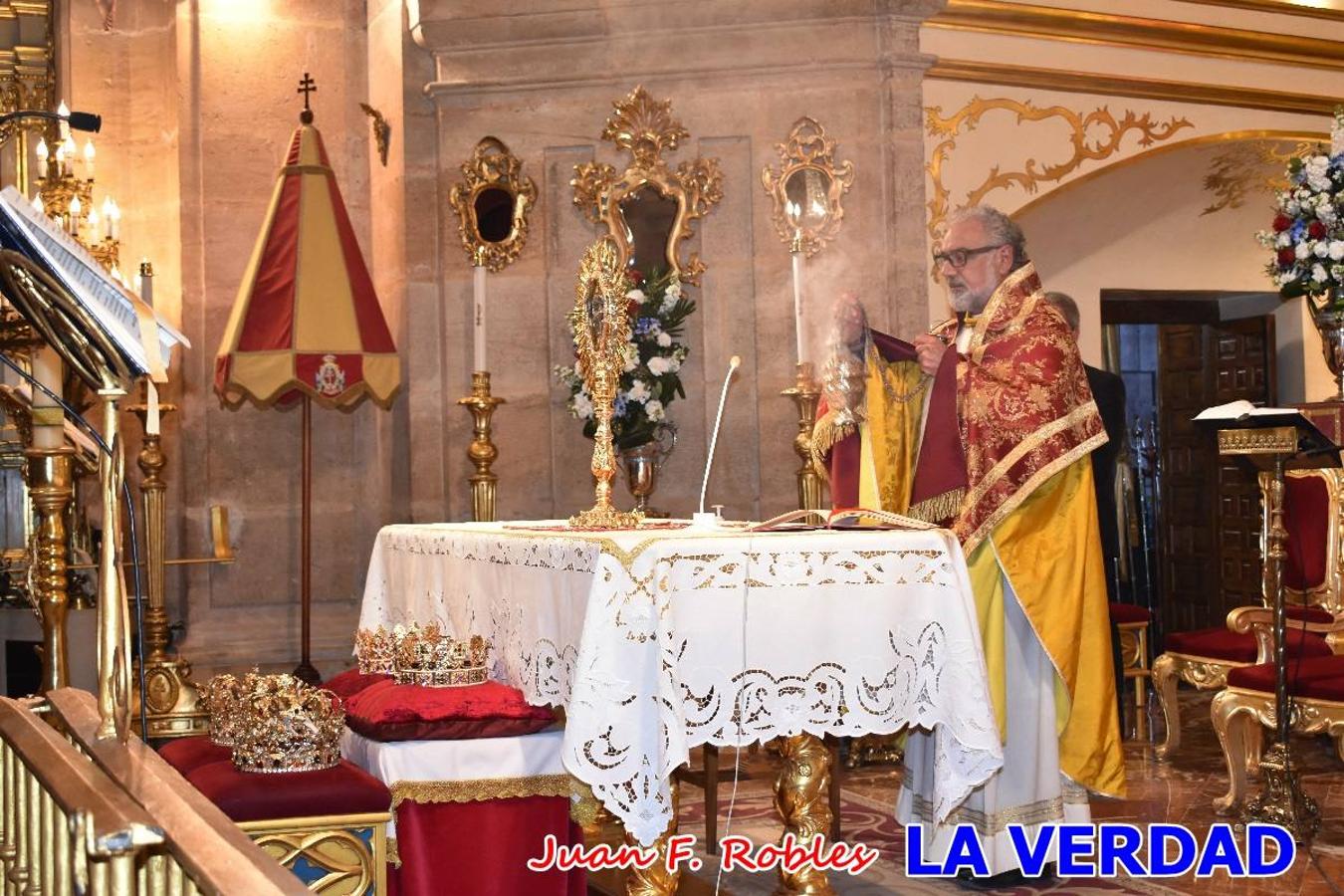 Los nuevos Reyes Cristianos, Roberto Mateo y Patricia Fernández, han sido coronados esta mañana en una celebración que ha tenido lugar en la basílica de la Vera Cruz durante la tradicional Misa de Bendición de Banderas del Bando Cristiano. Quienes encarnarán en las próximas fiestas las egregias figuras de Fernando III El Santo y Doña Beatriz de Suavia recibieron sus coronas en un acto en el que también participaron sus antecesores: Rubén Alonso Bermúdez y Carolain Morales; bajo la atenta mirada de los Infantes de Castilla, los hermanos Sergio y Marta Marín, que también estrenan cargo este año.