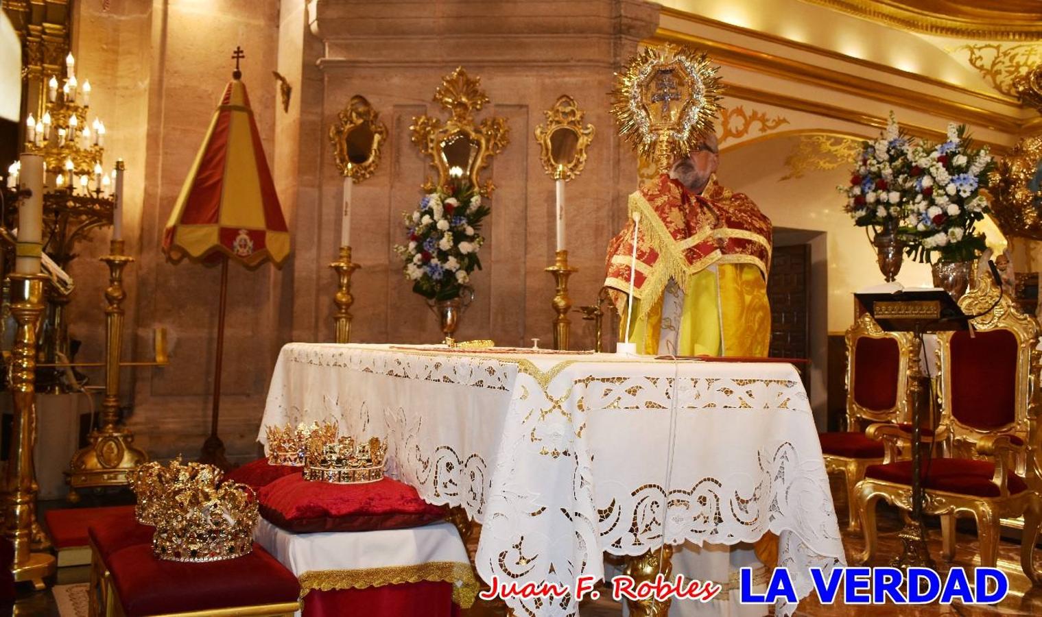 Los nuevos Reyes Cristianos, Roberto Mateo y Patricia Fernández, han sido coronados esta mañana en una celebración que ha tenido lugar en la basílica de la Vera Cruz durante la tradicional Misa de Bendición de Banderas del Bando Cristiano. Quienes encarnarán en las próximas fiestas las egregias figuras de Fernando III El Santo y Doña Beatriz de Suavia recibieron sus coronas en un acto en el que también participaron sus antecesores: Rubén Alonso Bermúdez y Carolain Morales; bajo la atenta mirada de los Infantes de Castilla, los hermanos Sergio y Marta Marín, que también estrenan cargo este año.