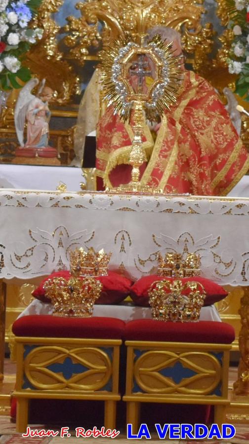 Los nuevos Reyes Cristianos, Roberto Mateo y Patricia Fernández, han sido coronados esta mañana en una celebración que ha tenido lugar en la basílica de la Vera Cruz durante la tradicional Misa de Bendición de Banderas del Bando Cristiano. Quienes encarnarán en las próximas fiestas las egregias figuras de Fernando III El Santo y Doña Beatriz de Suavia recibieron sus coronas en un acto en el que también participaron sus antecesores: Rubén Alonso Bermúdez y Carolain Morales; bajo la atenta mirada de los Infantes de Castilla, los hermanos Sergio y Marta Marín, que también estrenan cargo este año.