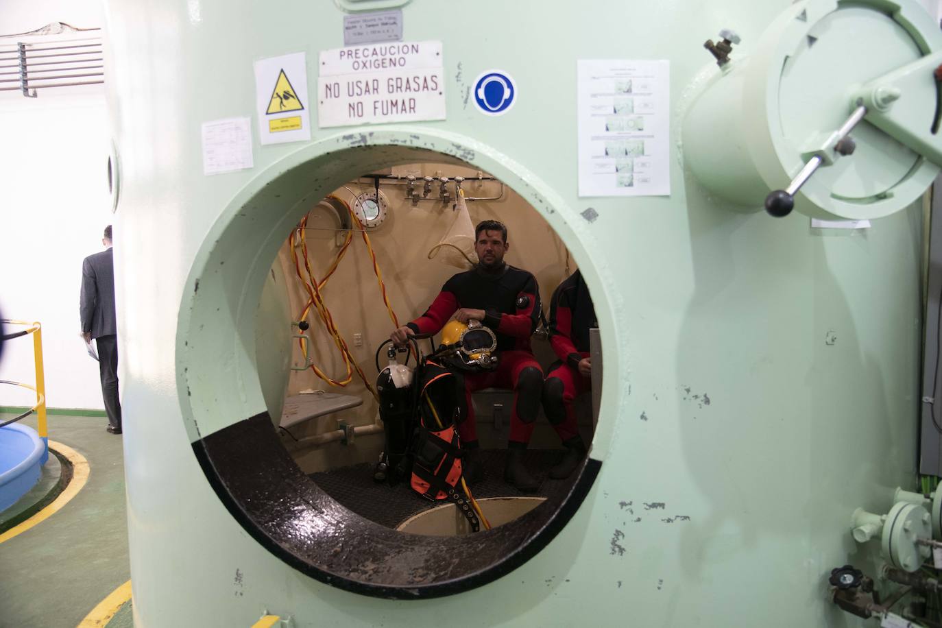 Fotos: La visita de la ministra de Defensa, Margarita Robles, al centro de buceo de la Armada, en imágenes