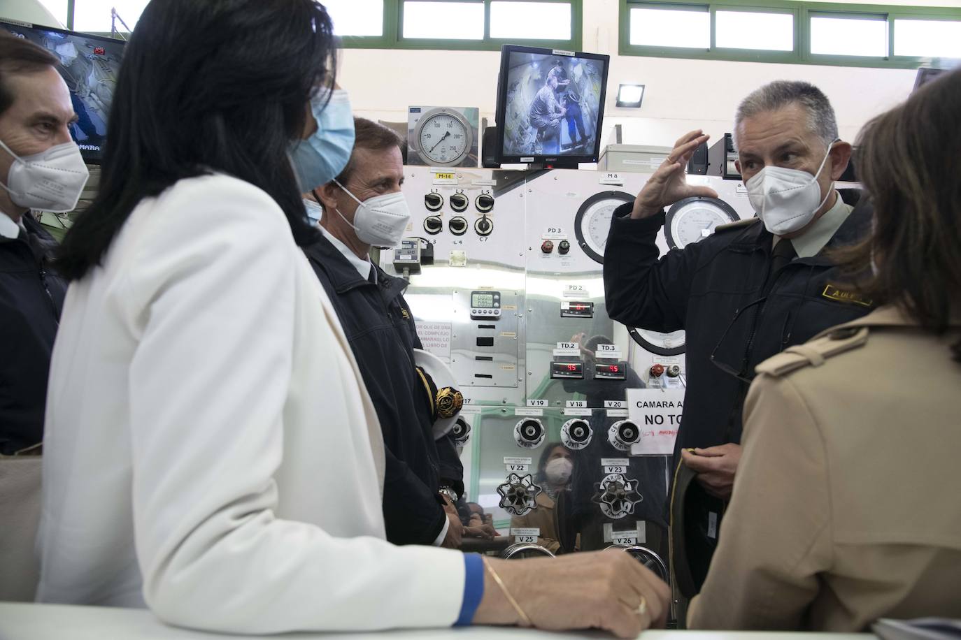 Fotos: La visita de la ministra de Defensa, Margarita Robles, al centro de buceo de la Armada, en imágenes