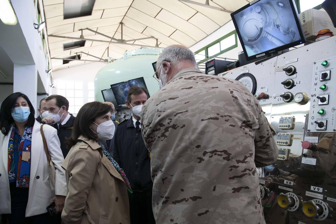 Fotos: La visita de la ministra de Defensa, Margarita Robles, al centro de buceo de la Armada, en imágenes