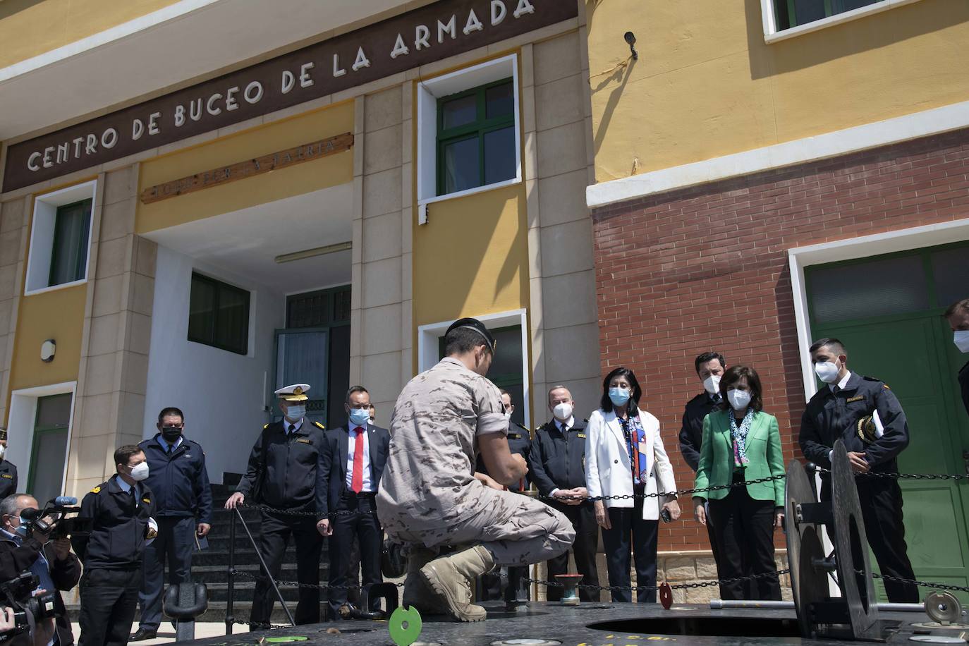 Fotos: La visita de la ministra de Defensa, Margarita Robles, al centro de buceo de la Armada, en imágenes