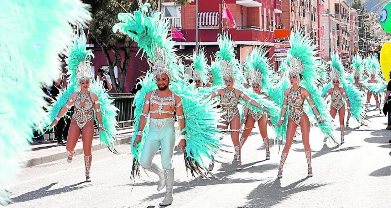 El grupo Tambataya, de Mula, durante el desfile blanqueño. 