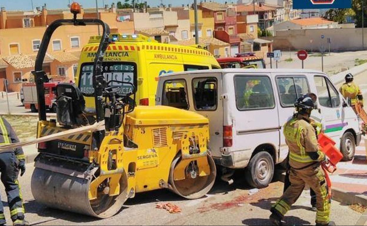 Máquina asfaltadora bajo la que quedó atrapado un trabajador, el verano pasado en Bullas.