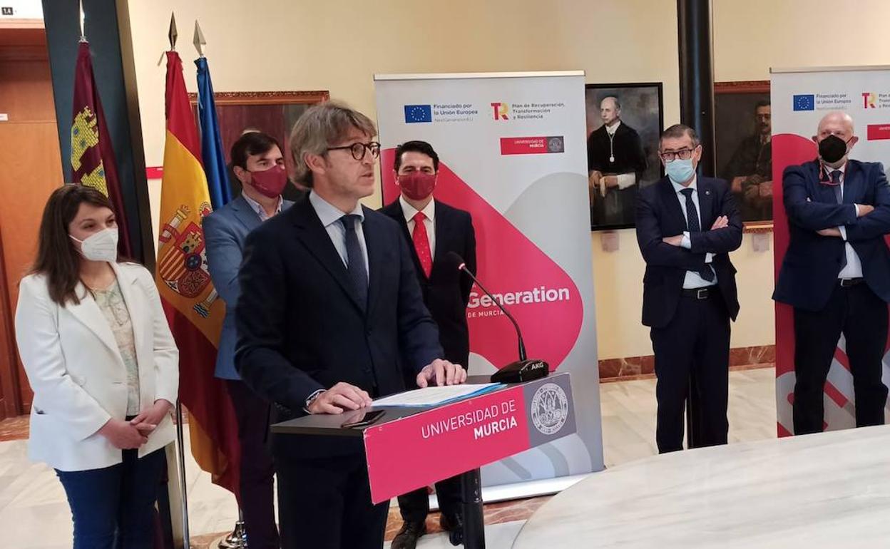 Firma del convenio entre la Consejería y la UMU para la colaboración en la gestión de fondos 'Next Generation'.