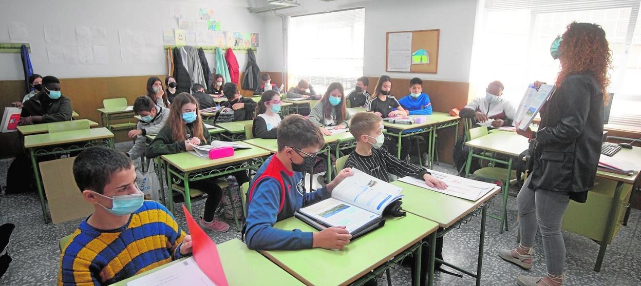 En clase con mascarilla