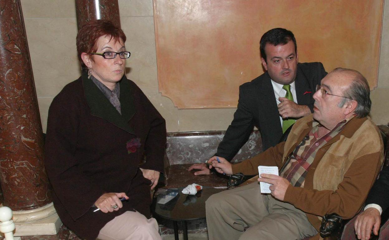 Sesión parlamentaria en la Asamblea Regional de 2005; Begoña García Retegui conversando con García Martínez y el ciudadano Angosto. Al fondo, Javier Iniesta.