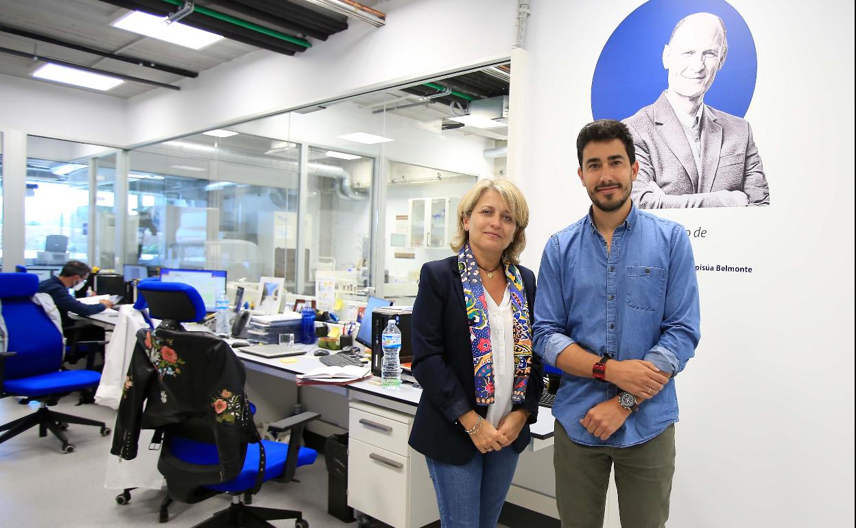 Estrella Núñez y Rubén Rabadán, coautores del artículo, en el laboratorio de Izpisua Belmonte.