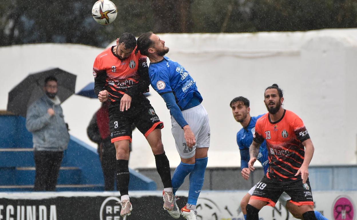 Titi disputa un balón, en el partido entre el Mar Menor y el Mancha Real.