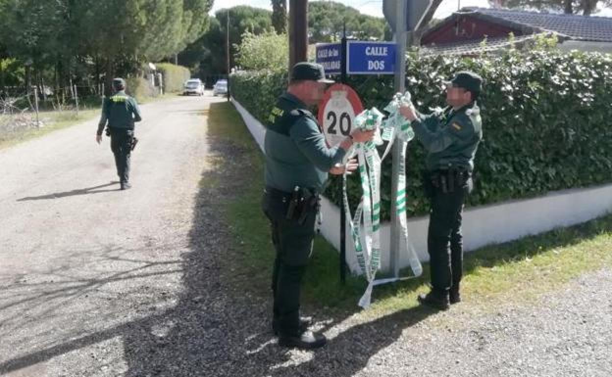 Los agentes retiran el precinto al término del registro del chalé de la familia del investigado.