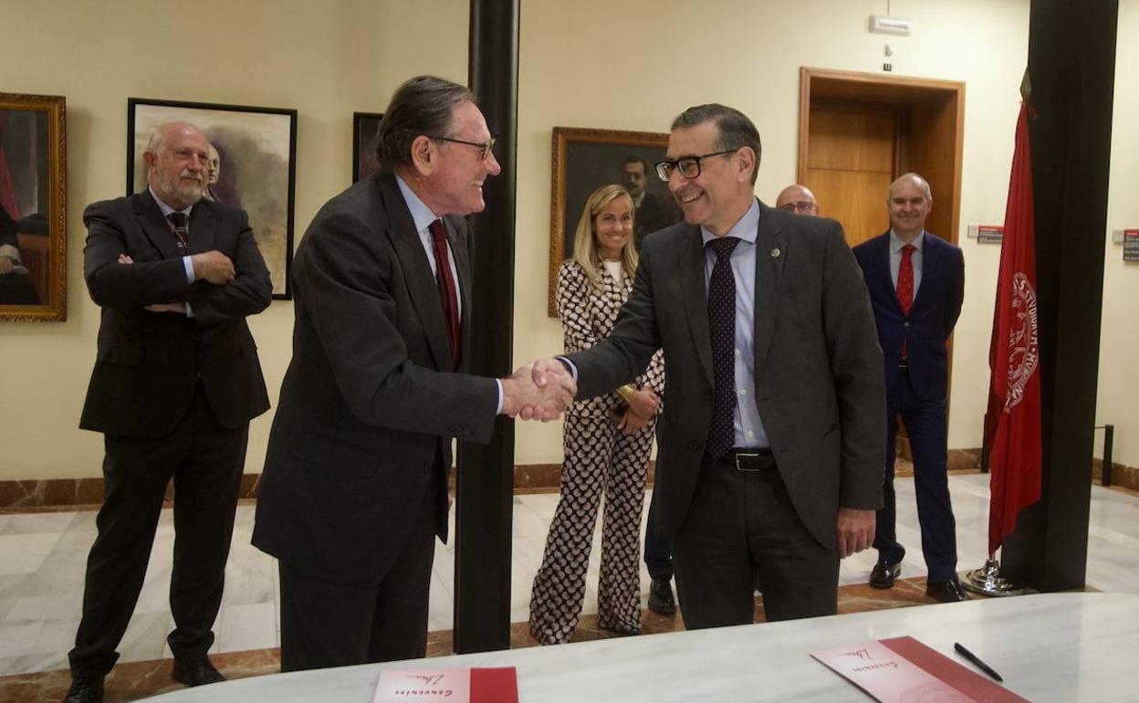 José Lujan, rector de la Universidad de Murcia, y Matías Rodríguez Iniciarte, presidente de Santander Universidades, durante la firma del convenio.
