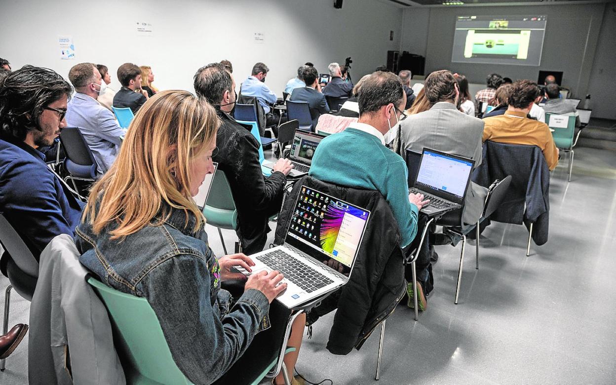 Emprendedores e inversores, en la presentación de un proyecto en el Parque Tecnológico de Fuente Álamo. 
