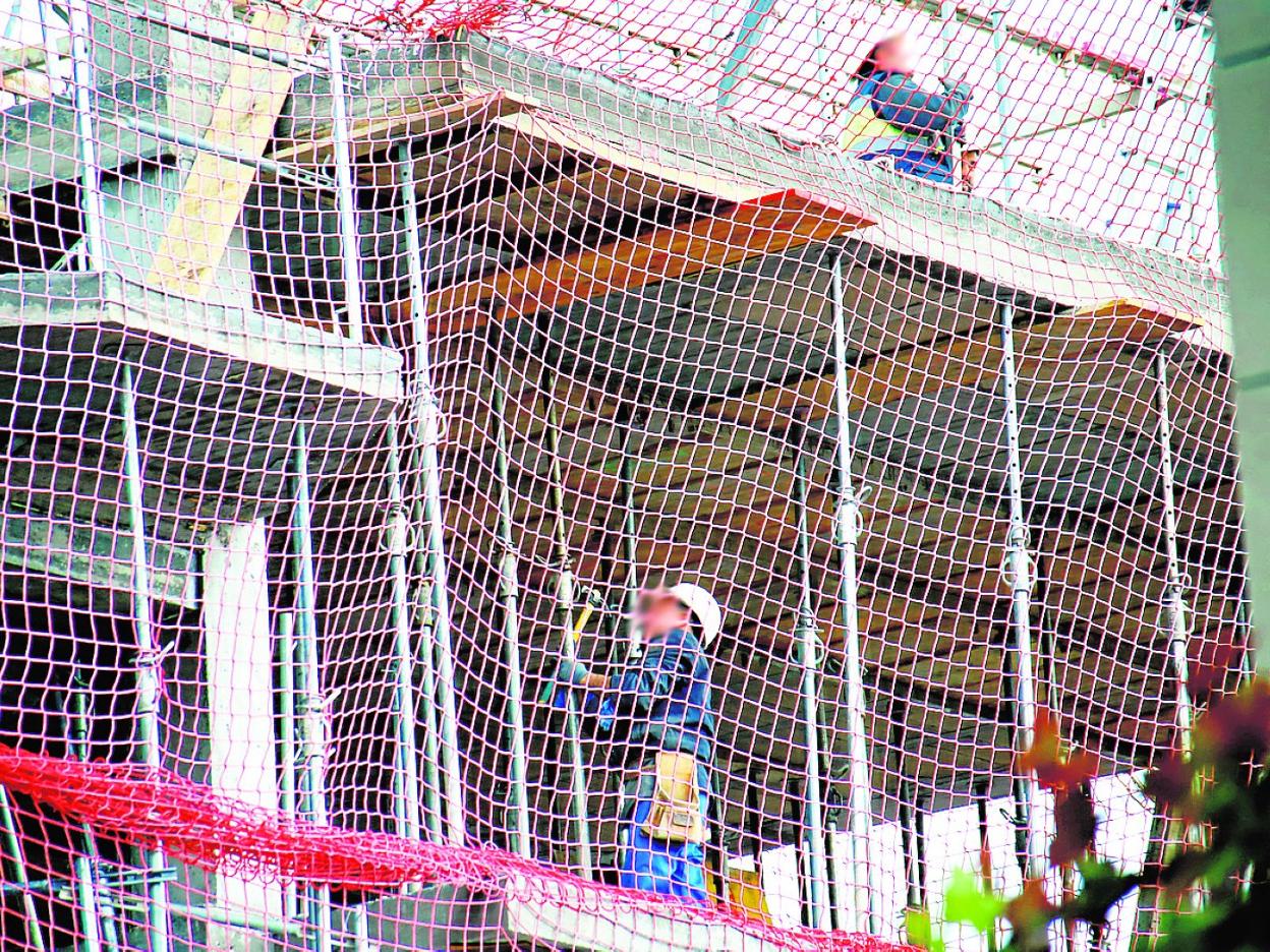 Albañiles trabajan en la construcción de un inmueble. 