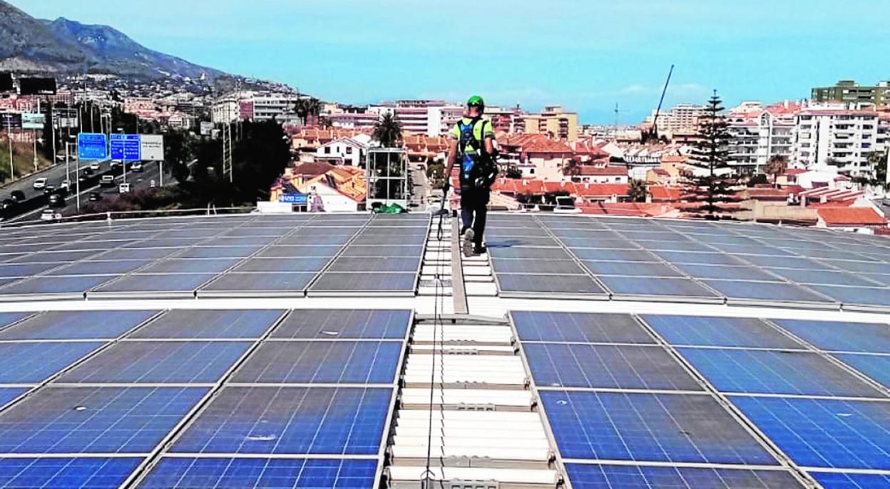 Un profesional de Proalt comprueba la instalación de la línea de vida antes de su certificación. La formación para trabajar en andamios es clave para garantizar la seguridad. 