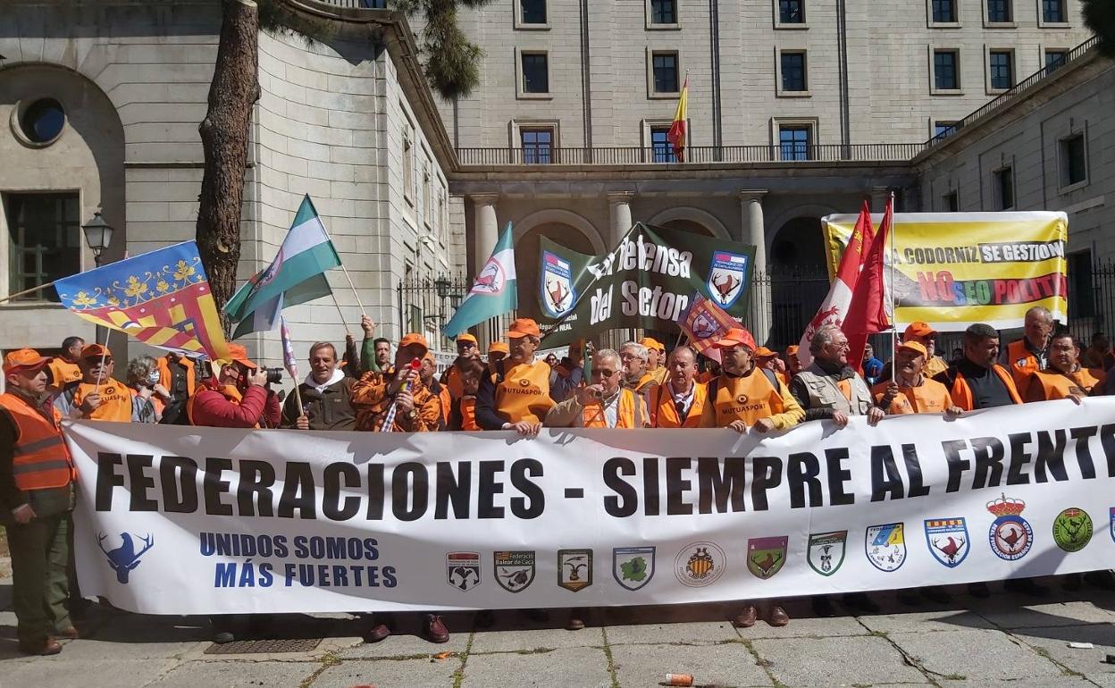 Representantes de las federaciones autonómicas de caza protestan frente al Miteco, el pasado viernes. 